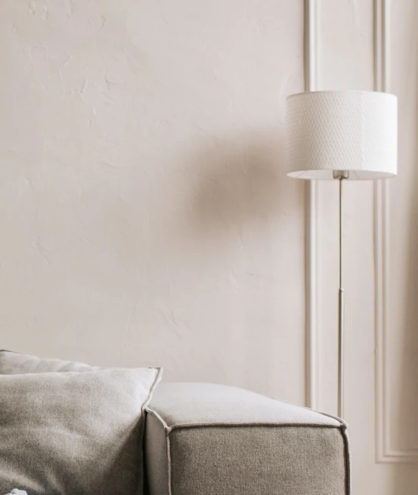 Lustras, sienas lampas, stāvlampas